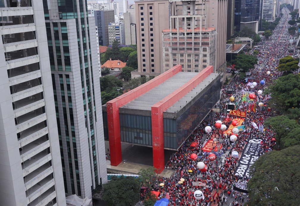 Manifestantes vão às ruas pelo país em protestos contra o governo Bolsonaro