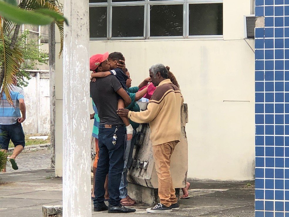 ‘Theo fala o tempo todinho que mataram o irmão dele’, diz tio de bebê vítima de bala perdida em barbeiro