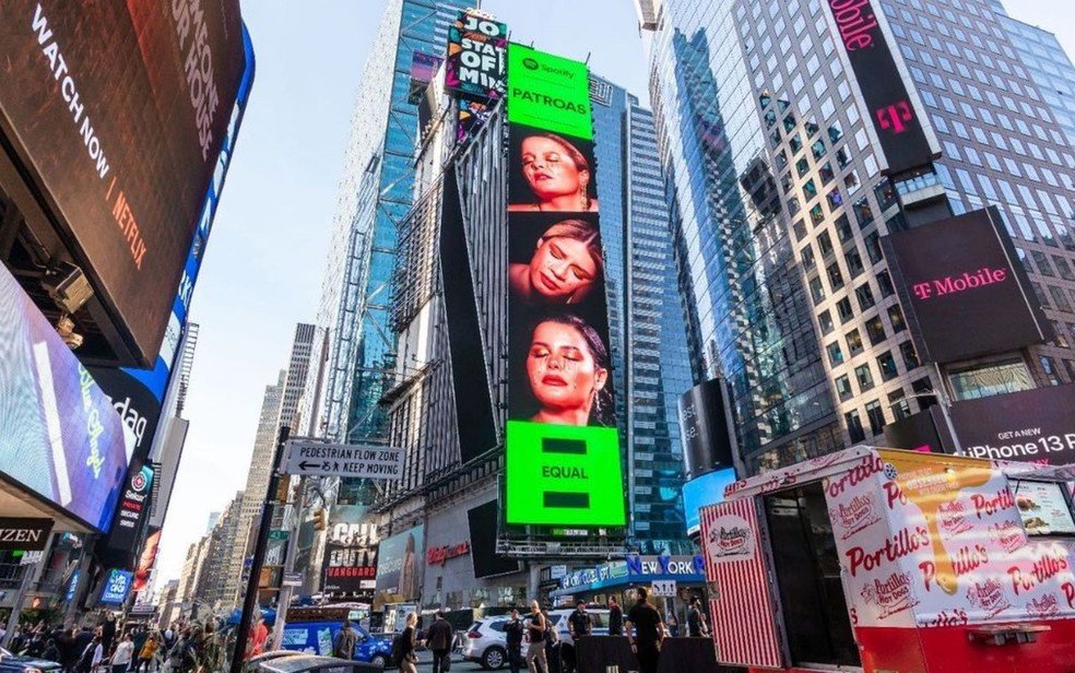 Marília Mendonça estampa telão na Times Square e comemora: ‘Nenhuma palavra existente representa o que estou sentindo’