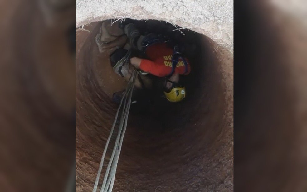 Homem é socorrido de helicóptero após ter perna perfurada por barra de ferro ao cair em cisterna