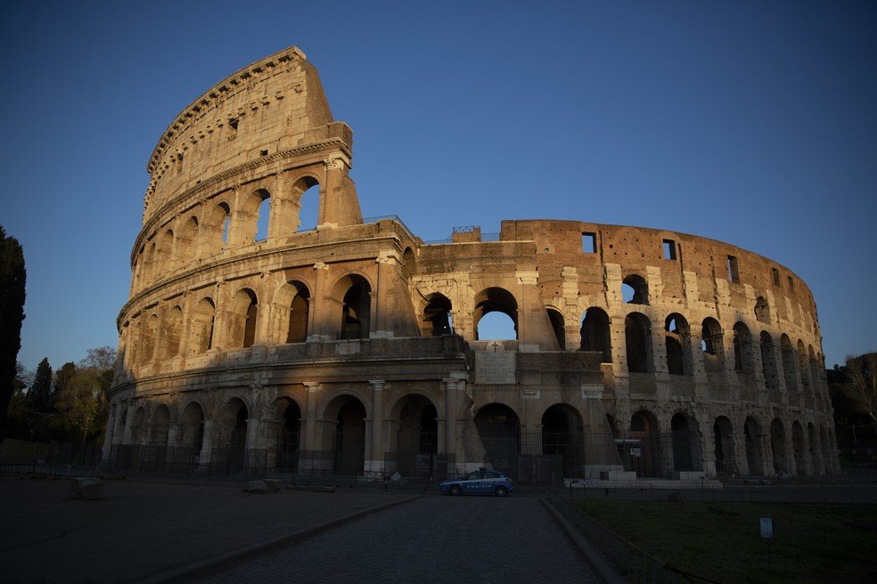 Turistas são multados por entrar no Coliseu de Roma à noite para beber