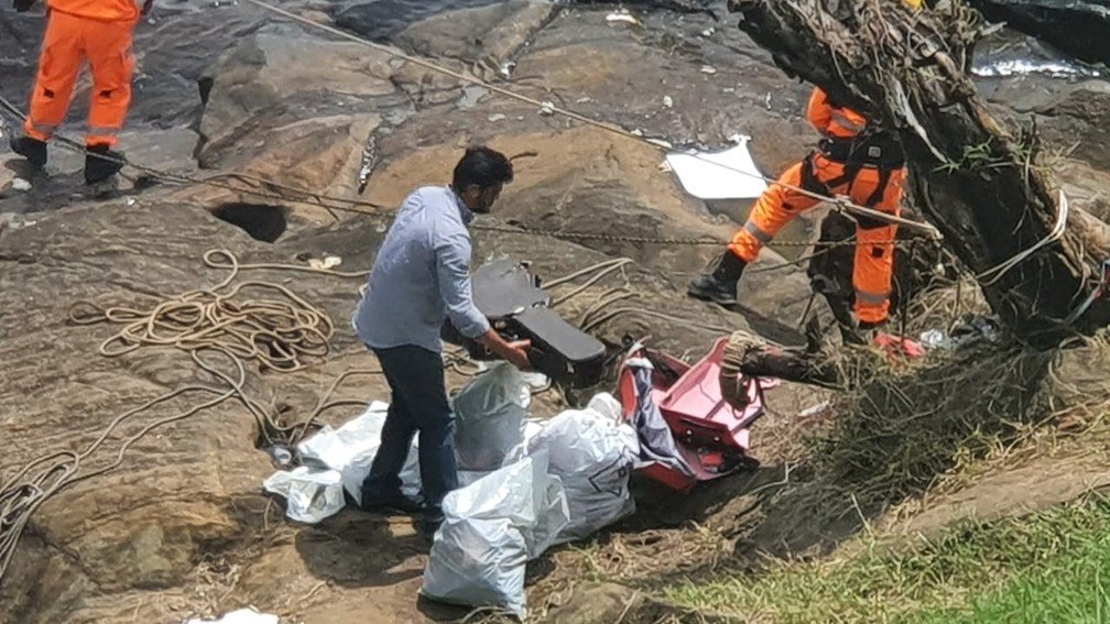 Maquiagens, joias, iPhone, bolsas: veja os itens recolhidos pela PM no avião onde estava Marília Mendonça