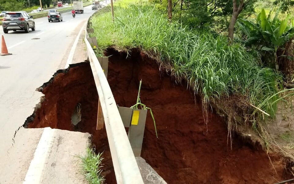 Trecho da BR-153 é interditado após avanço da erosão em Aparecida de Goiânia