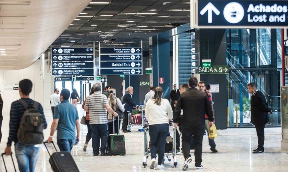 Brasil pode virar destino turístico antivacinal sem passaporte de vacina, diz diretora da Anvisa