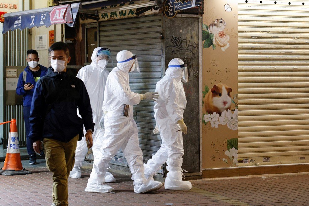 Hong Kong confina milhares de pessoas de um bloco de apartamentos