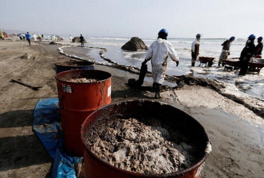 Peruanos doam toneladas de cabelo para limpar praias após vazamento de petróleo