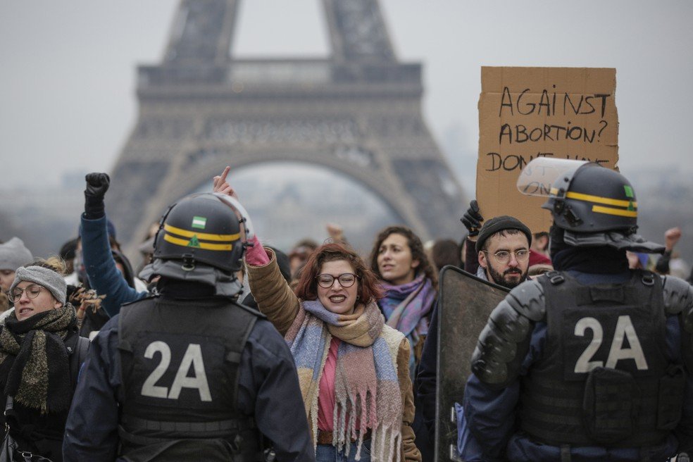 França estende prazo legal para aborto a até 14 semanas