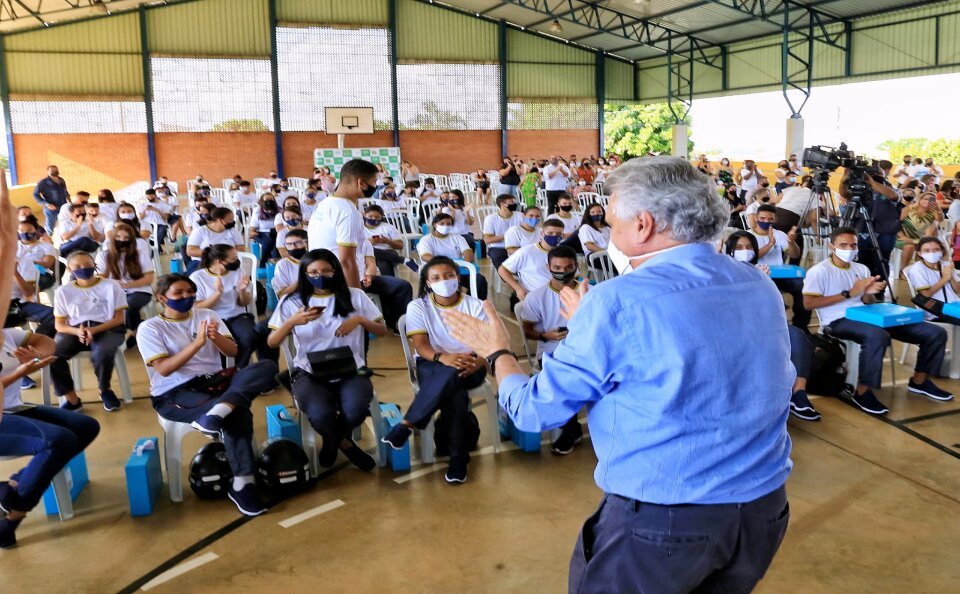 Caiado anuncia pagamento de piso salarial e reajuste aos professores