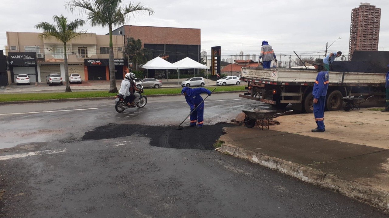 Equipes da Prefeitura de Goiânia realizam manutenção de asfalto, iluminação, escolas e bocas de lobo em 55 bairros