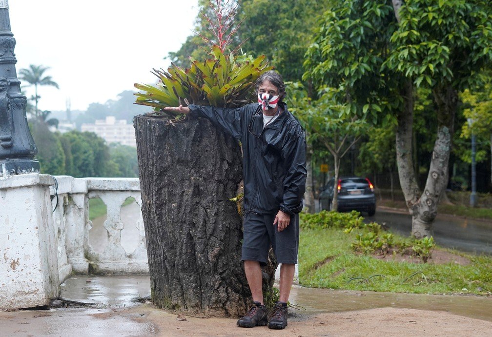 Jornalista conta como passou 3 horas em toco para fugir da chuva em Petrópolis; ele prometeu ao filho: ‘Vou sair dessa’