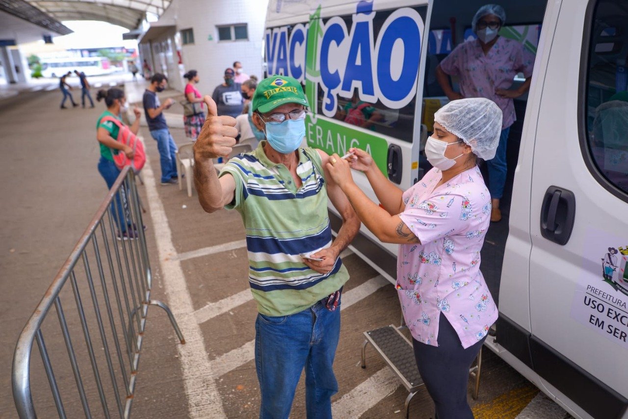 Vans da Prefeitura de Goiânia alcançam marca de 50 mil doses de vacina aplicadas contra Covid-19 e Influenza