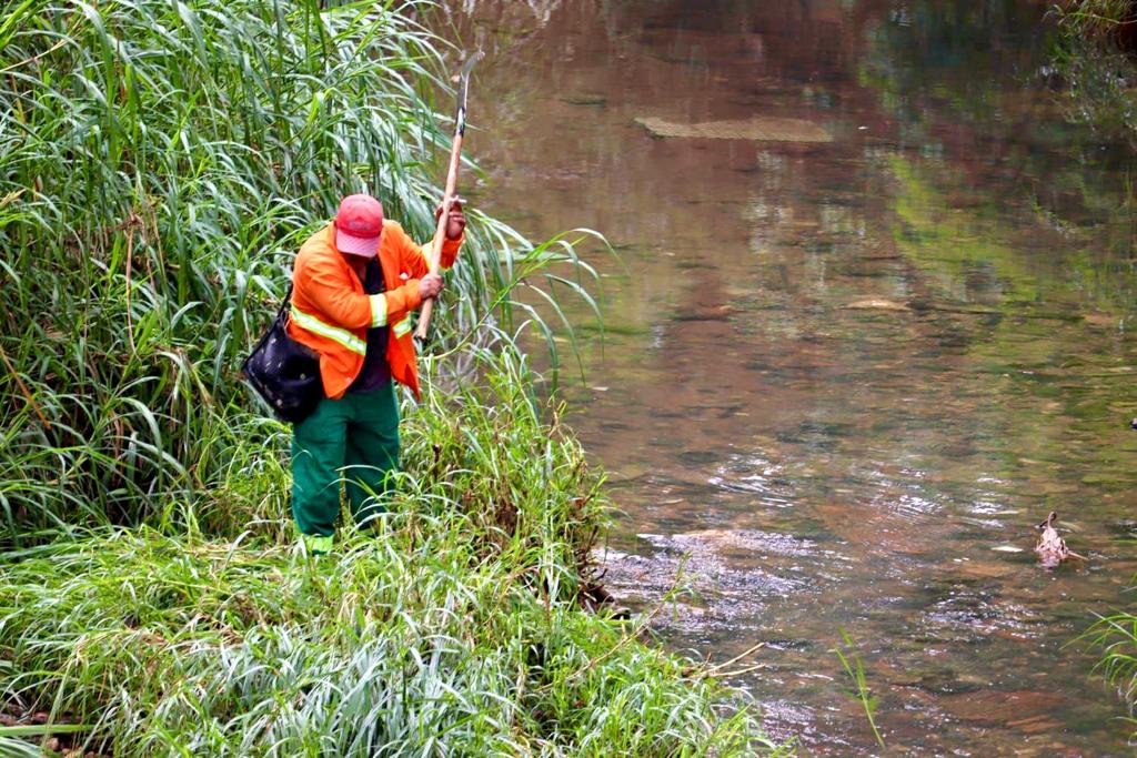 Prefeitura de Goiânia realiza, nesta quarta-feira (16/03), limpeza do córrego Vaca Brava, no Jardim América