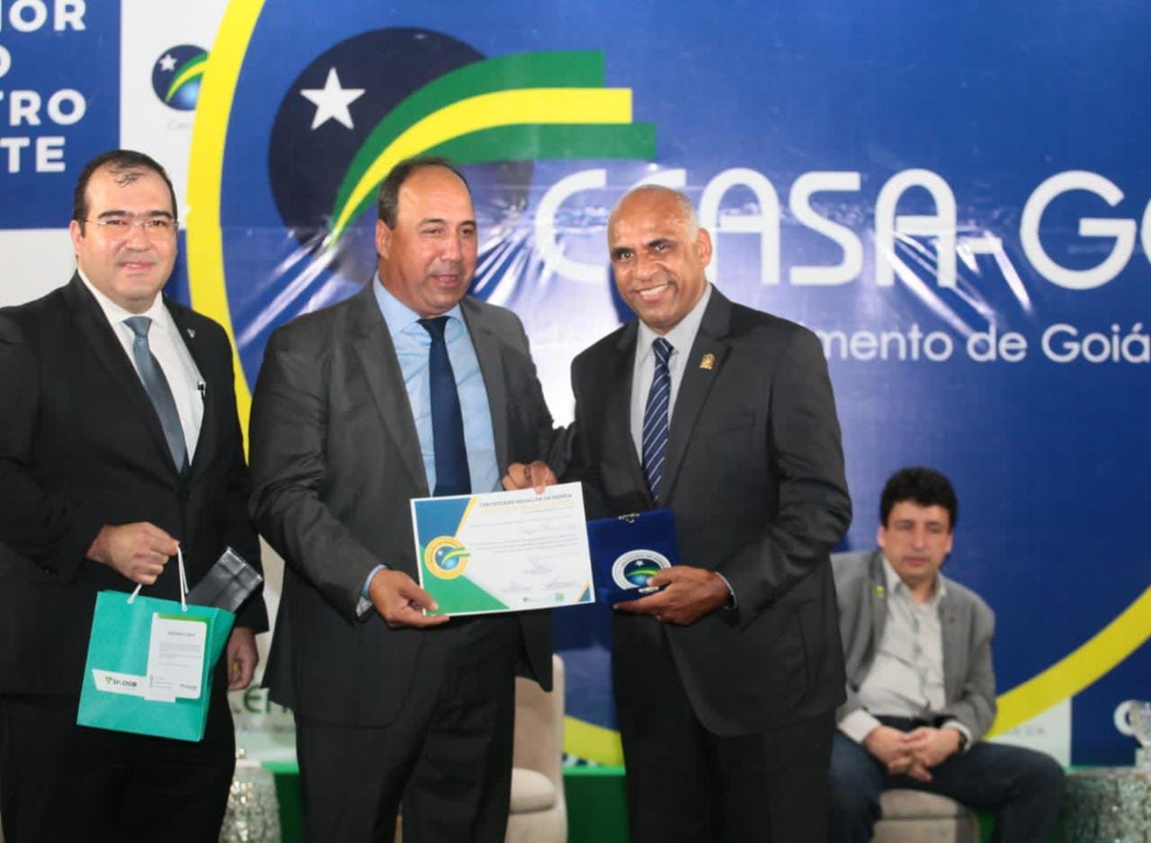 Após construir Cmei em parceria com Ceasa, Rogério Cruz recebe homenagem do setor produtivo