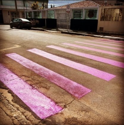 Formosa tem faixa de pedestres pintada de roxo pela PC no Dia da Mulher