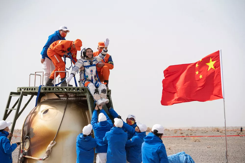 Astronautas chineses voltam à Terra após encerrarem missão espacial mais longa da China