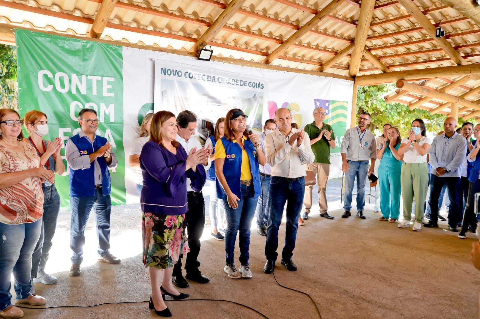 Primeira-dama entrega benefícios na cidade de Goiás