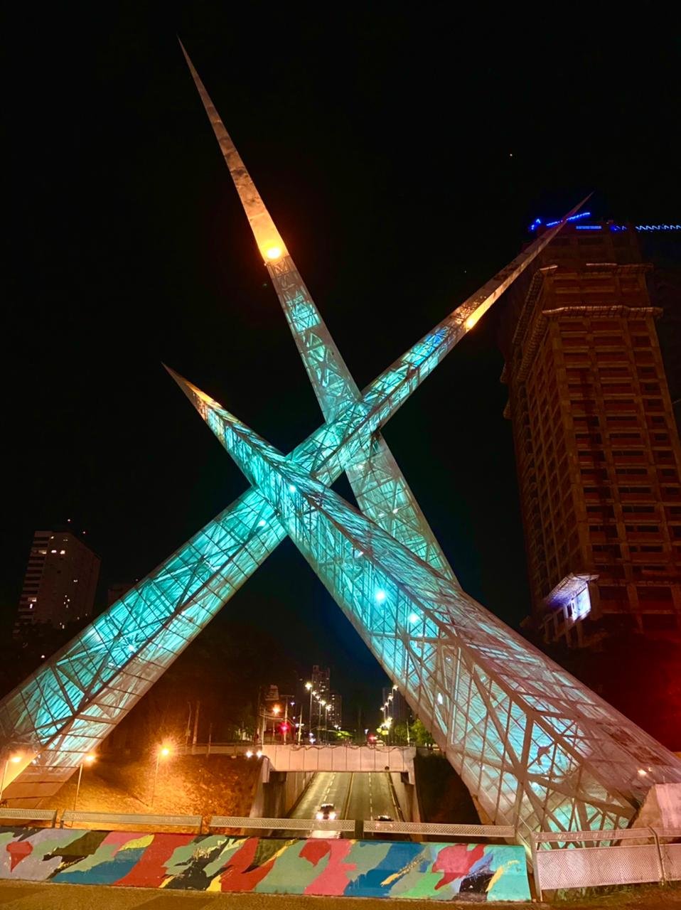 Monumento do Viaduto Latif Sebba recebe iluminação na cor verde para conscientizar sobre prevenção a acidentes no ambiente de trabalho