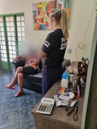 Delegacia do Idoso resgata vítima e prende filho que privava a mãe para manter vício alcoólico